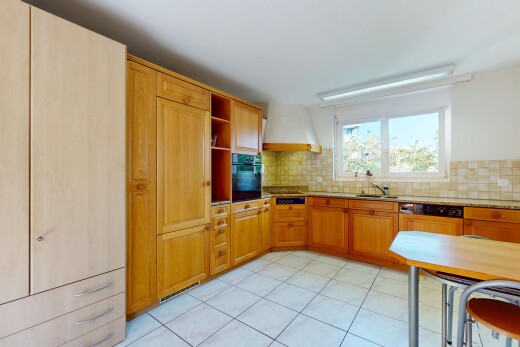 küche mit natürliches licht, natural light, ofen, offene regale, und dunstabzugshaube