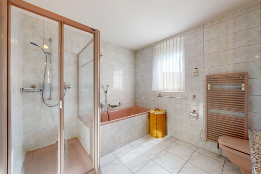 salle de bains avec mur en carrelage, tile wall, salle de bain complète, tile tub, et radiateur