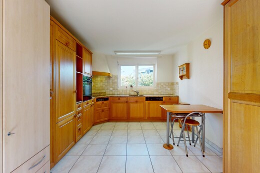 küche mit offene regale, küchenrückwand beim herd, küchenrückwand beim Herd, mittelbraune schränke, und inside property