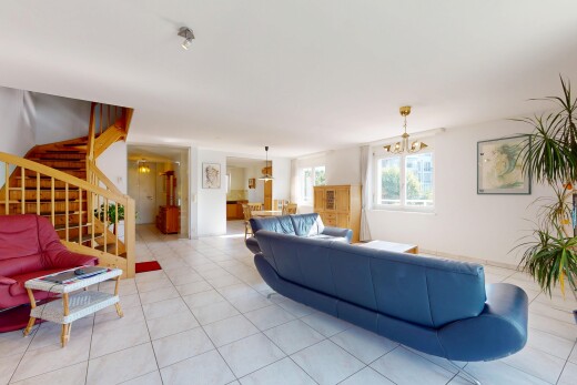 wohnzimmer mit treppen, natürliches licht, natural light, inside property, und gipskartonwand