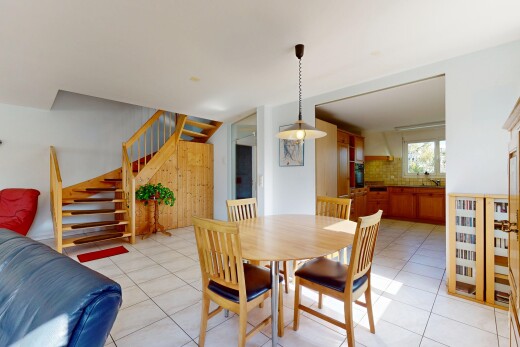 esszimmer mit gipskartonwand, drywall, treppen, fliesenboden, und tile floor