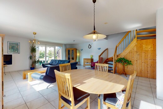 wohn- / esszimmer mit treppen, natürliches licht, natural light, gipskartonwand, und drywall