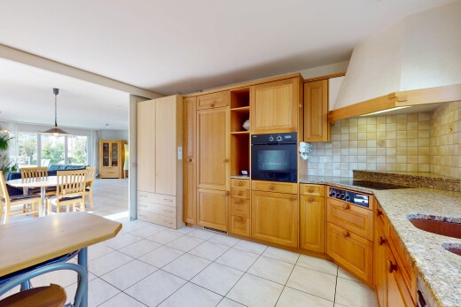 küche mit hochgezogene schränke, natürliches licht, natural light, dunstabzugshaube, und küchenrückwand beim herd