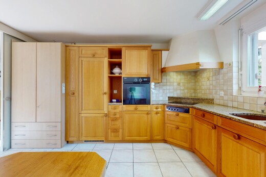 küche mit fliesenboden, tile floor, hochgezogene schränke, ofen, und dunstabzugshaube