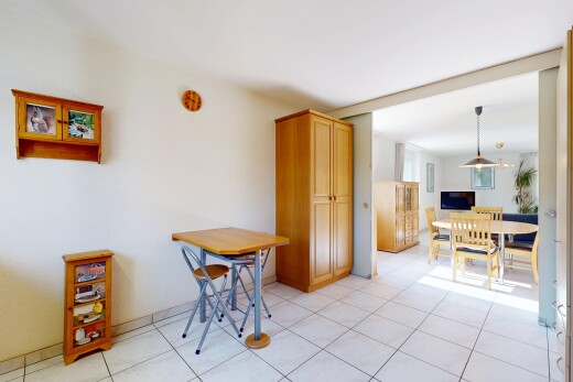 salle à manger avec sol en carrelage, tile floor, inside property, cloison sèche, et drywall