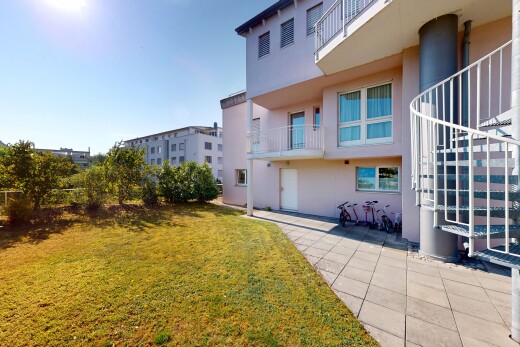 außenansicht mit stuckverkleidung, rasen, day time, balkon, und property visible