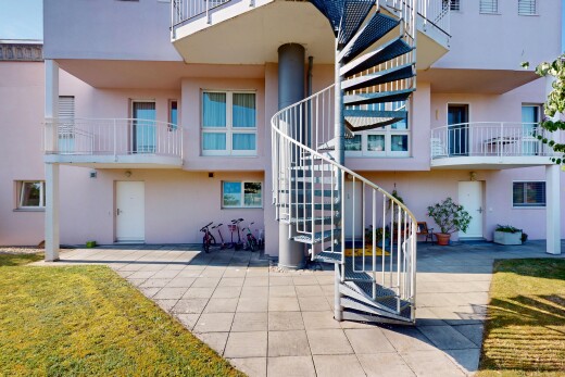 außenansicht mit blick auf wohnanlage, apartment complex view, und treppen