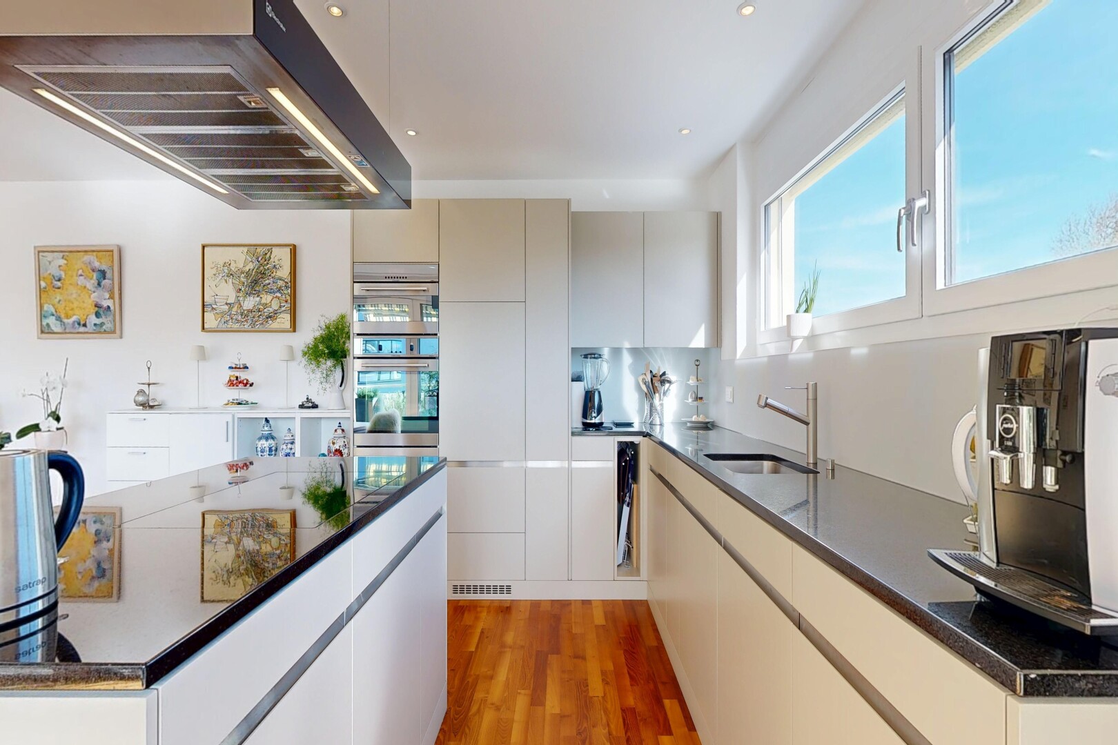 küche mit dunstabzugshaube, dark countertops, inside property, wood finish floor, und holzfußboden