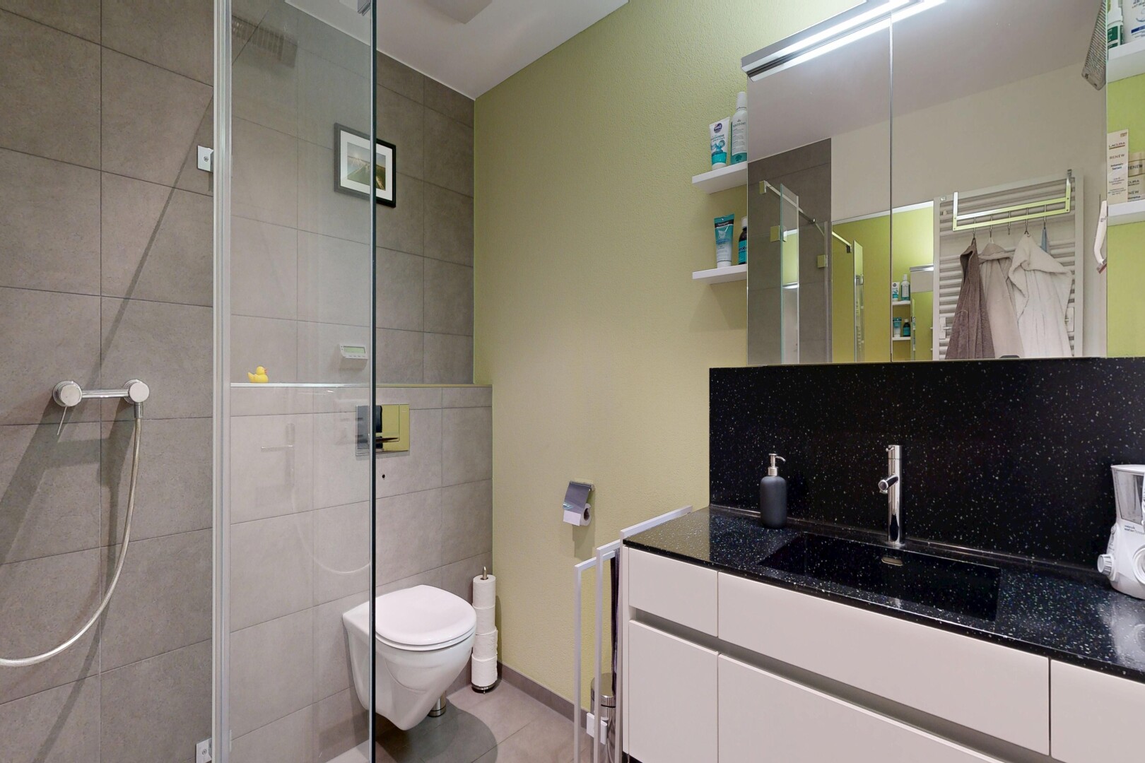 bad mit schminktisch, komplettes badezimmer, dusche, inside property, und drywall