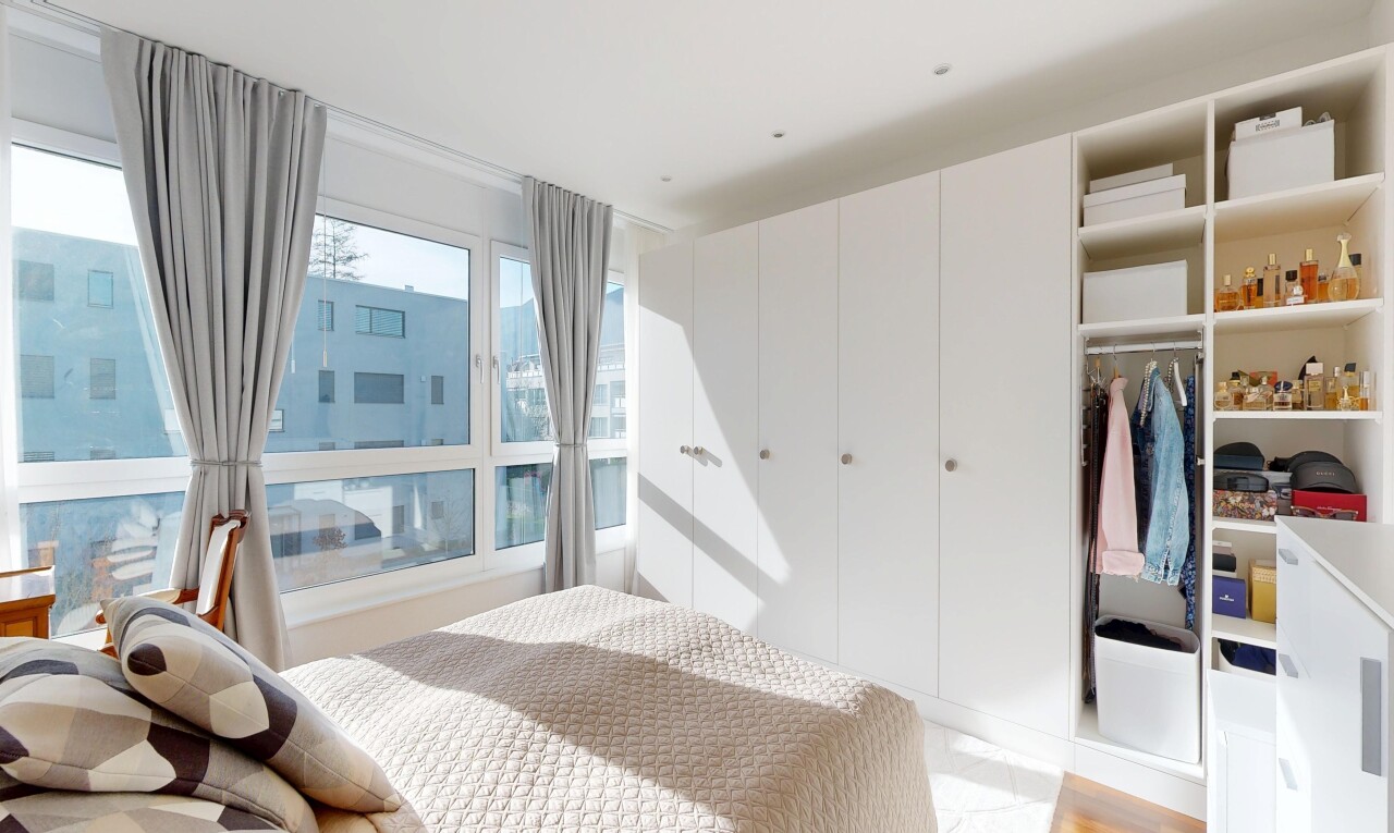 zimmer / schlafzimmer mit kleiderschrank, inside property, natürliches licht, natural light, und light floor