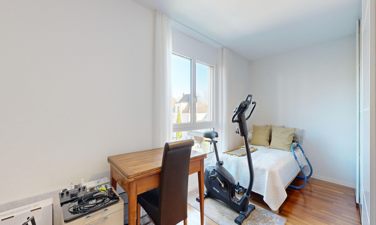 zimmer / schlafzimmer mit day time, bürobereich, gipskartonwand, drywall, und natürliches licht