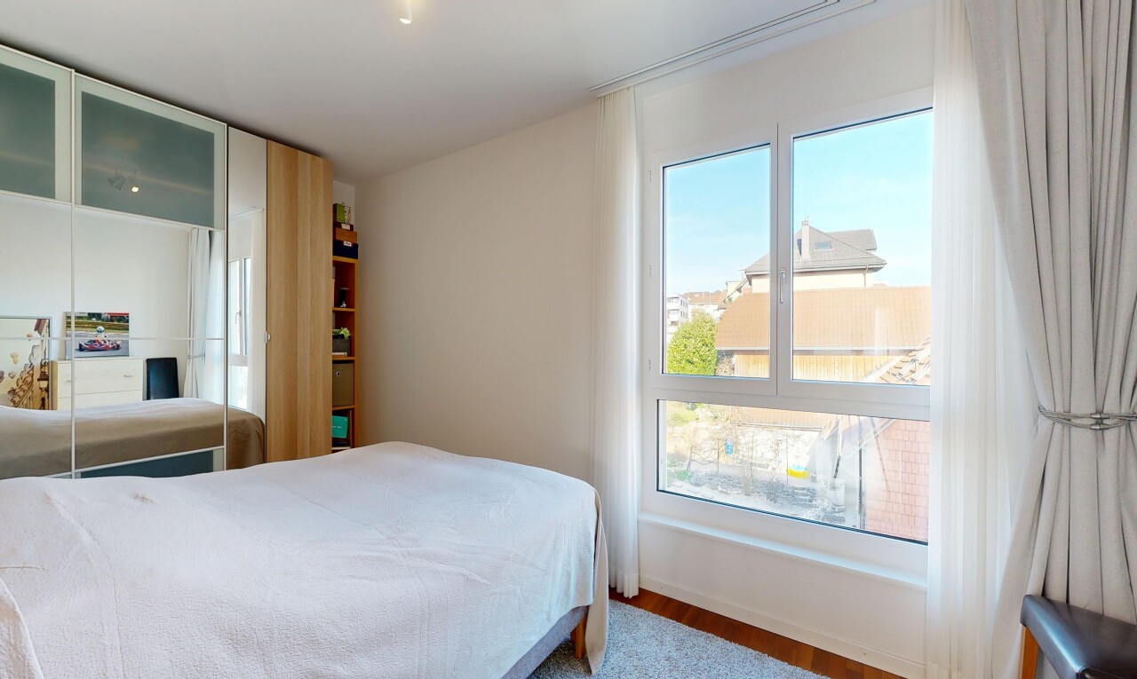 zimmer / schlafzimmer mit inside property, drywall, gipskartonwand, day time, und wood finish floor