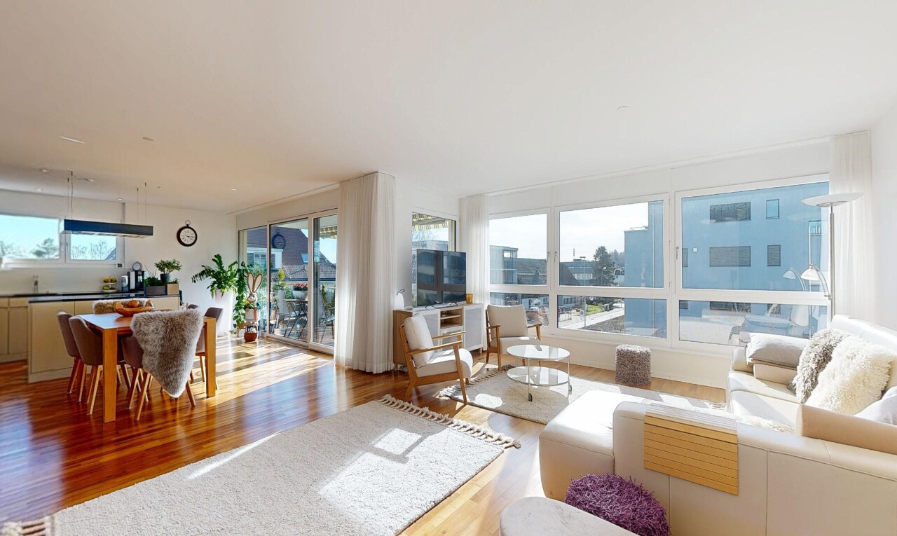 wohn- / esszimmer mit inside property, holzfußboden, wood finish floor, fernseher, und natürliches licht