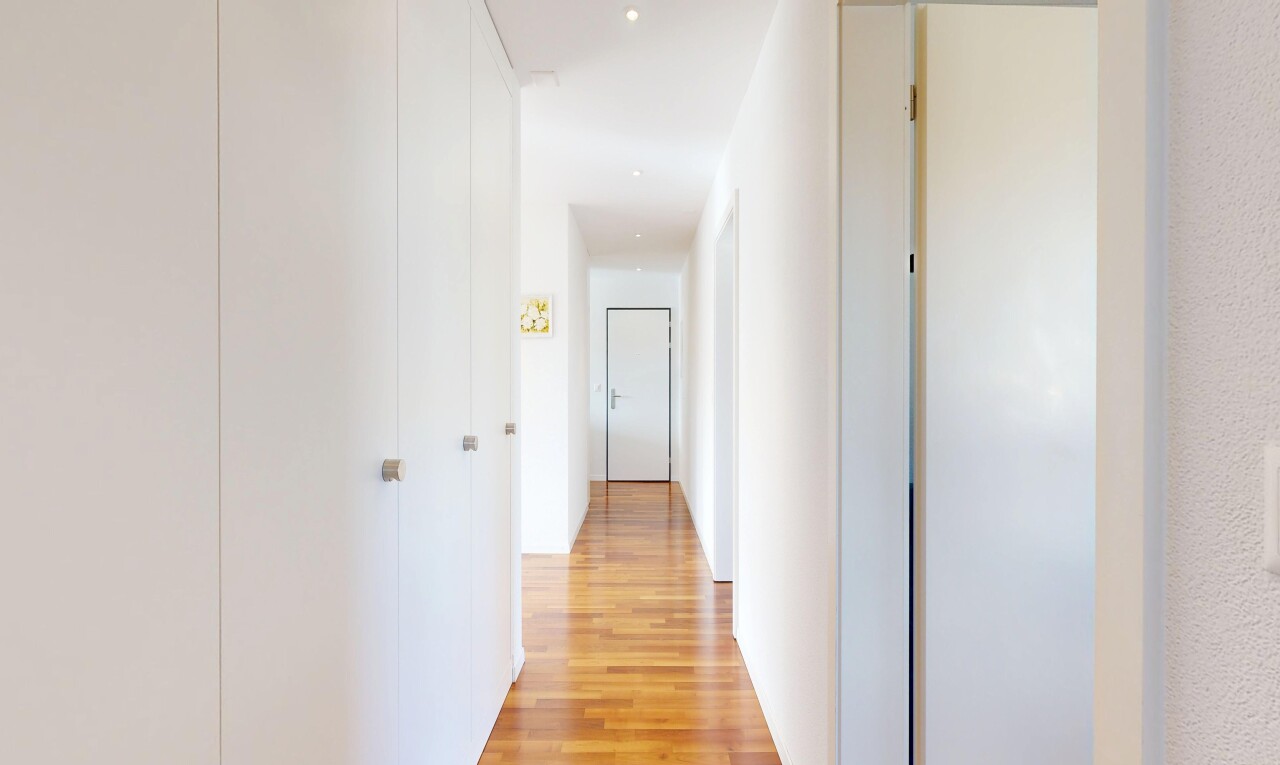 halle / korridor mit holzfußboden, wood finish floor, inside property, und light floor