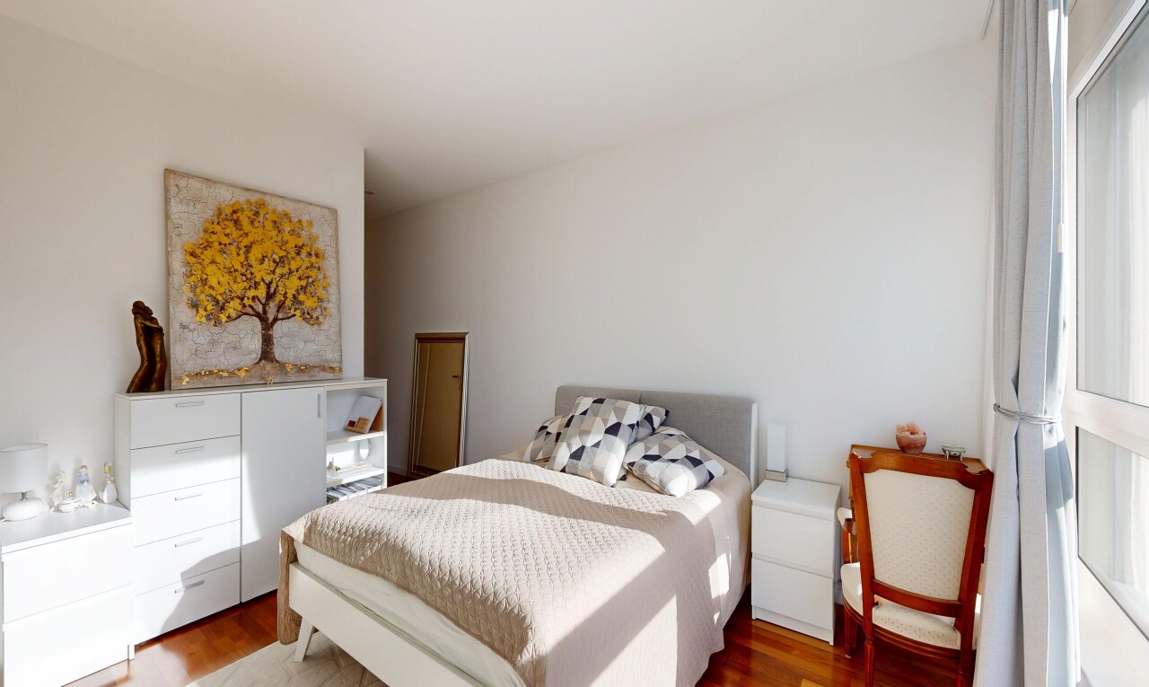 zimmer / schlafzimmer mit inside property, holzfußboden, wood finish floor, gipskartonwand, und drywall