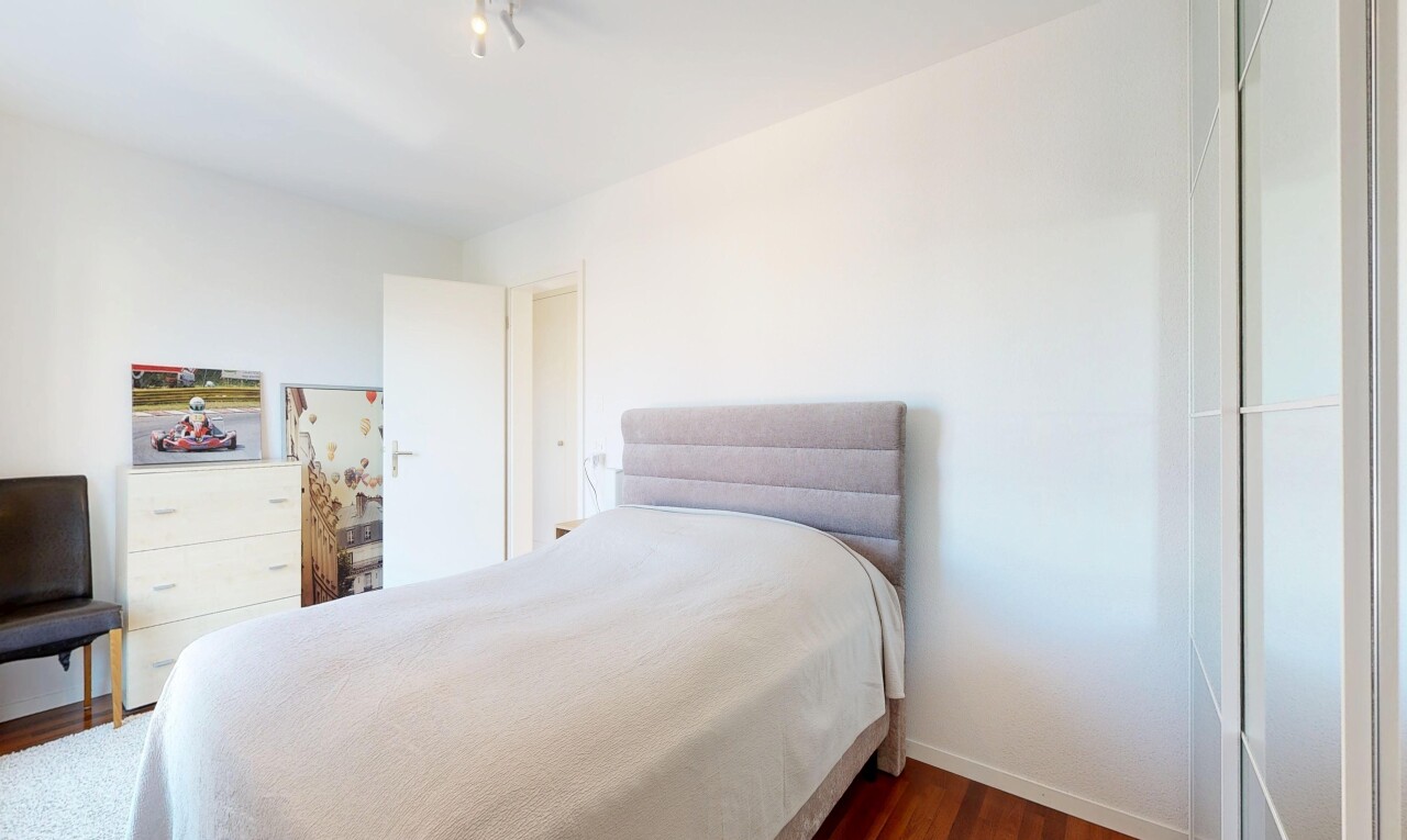 zimmer / schlafzimmer mit gipskartonwand, drywall, inside property, holzfußboden, und wood finish floor