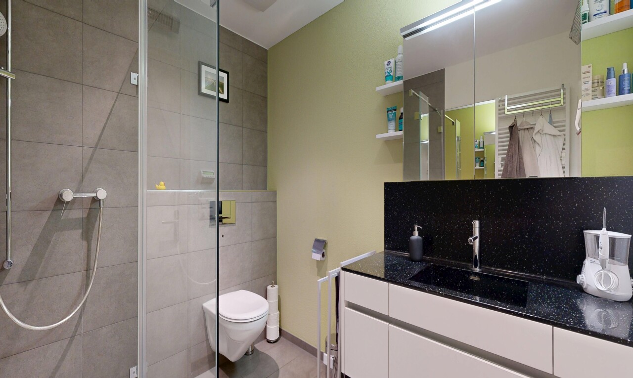 bad mit schminktisch, komplettes badezimmer, dusche, inside property, und drywall