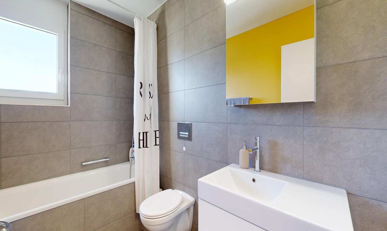 bad mit spiegel, fliesenwand, tile wall, schminktisch, und inside property