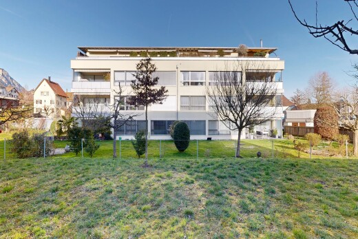 außenansicht mit day time, blick auf wohnanlage, apartment complex view, zaun, und from community