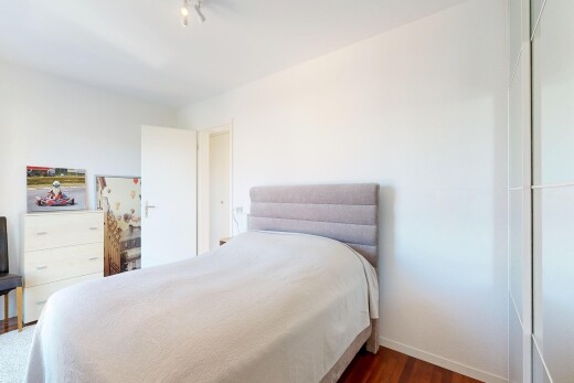 zimmer / schlafzimmer mit gipskartonwand, drywall, inside property, holzfußboden, und wood finish floor