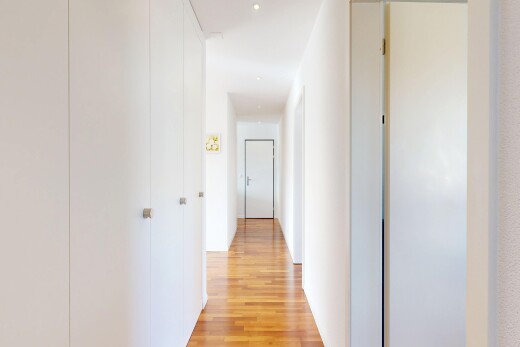 halle / korridor mit holzfußboden, wood finish floor, inside property, und light floor