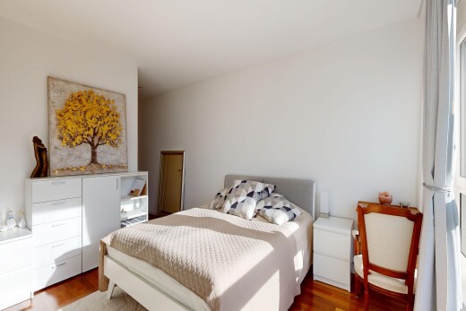 zimmer / schlafzimmer mit inside property, holzfußboden, wood finish floor, gipskartonwand, und drywall