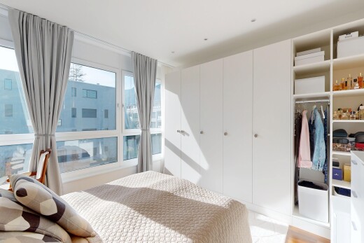 zimmer / schlafzimmer mit kleiderschrank, inside property, natürliches licht, natural light, und light floor