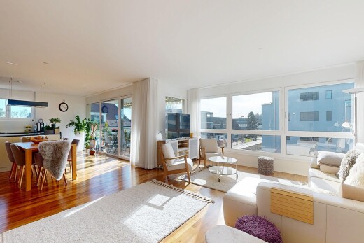 wohn- / esszimmer mit inside property, holzfußboden, wood finish floor, fernseher, und natürliches licht