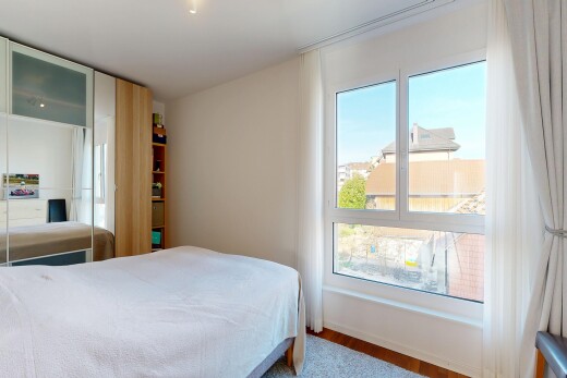 zimmer / schlafzimmer mit inside property, drywall, gipskartonwand, day time, und wood finish floor