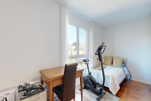 zimmer / schlafzimmer mit day time, bürobereich, gipskartonwand, drywall, und natürliches licht