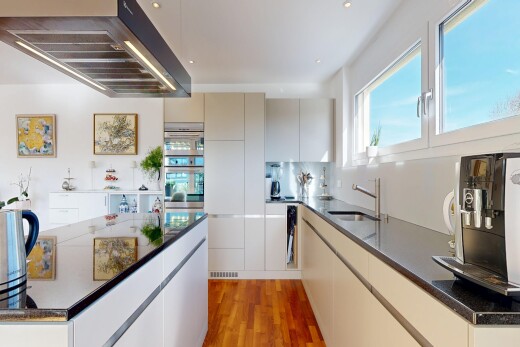 küche mit dunstabzugshaube, dark countertops, inside property, wood finish floor, und holzfußboden