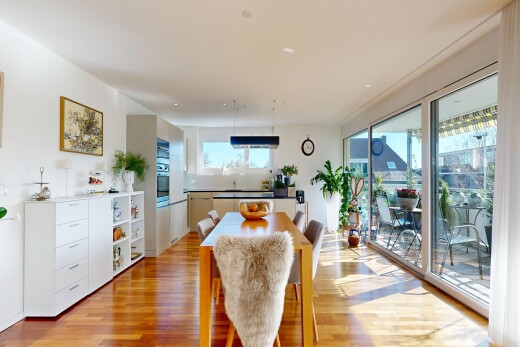 esszimmer mit holzfußboden, wood finish floor, inside property, natürliches licht, und natural light