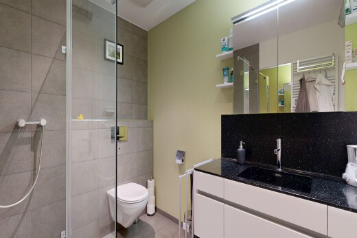 bad mit schminktisch, komplettes badezimmer, dusche, inside property, und drywall