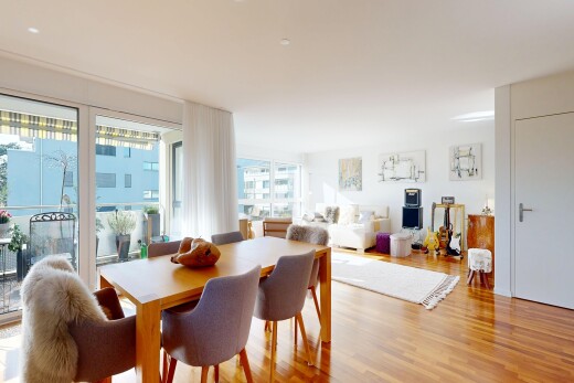 wohn- / esszimmer mit wood finish floor, holzfußboden, inside property, natural light, und natürliches licht