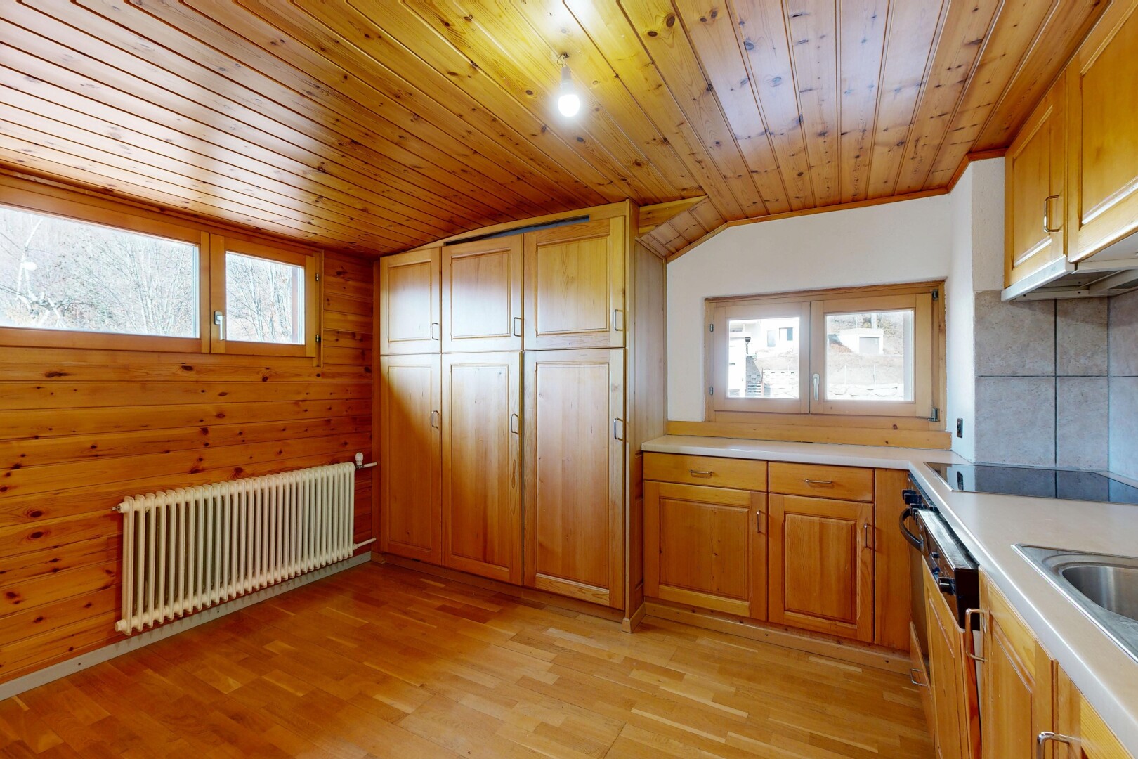 küche mit natürliches licht, natural light, kühler, light floor, und arbeitsplatten