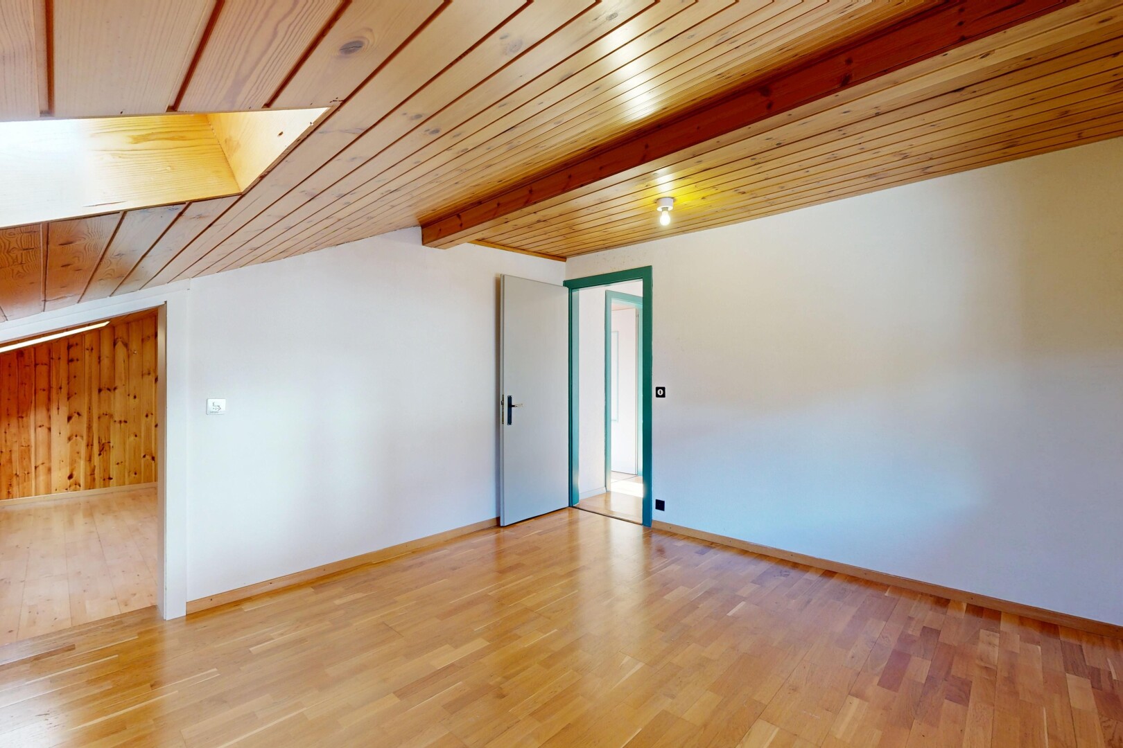 leerer raum mit holzdecke, wood ceiling, holzfußboden, wood finish floor, und inside property
