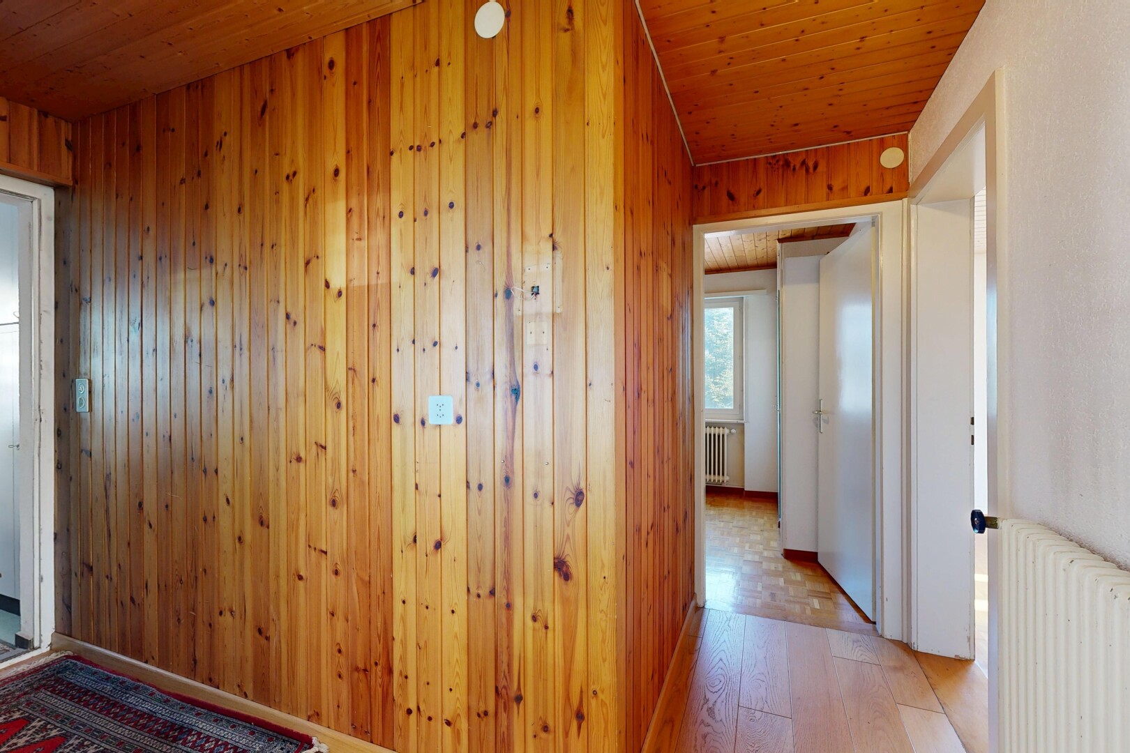 halle / korridor mit holzfußboden, wood finish floor, kühler, natürliches licht, und natural light
