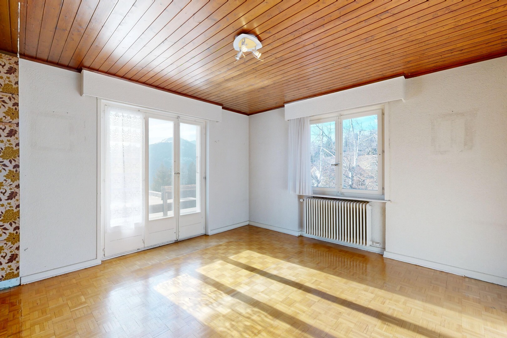leerer raum mit holzdecke, wood ceiling, kühler, parquet floor, und holzfußboden
