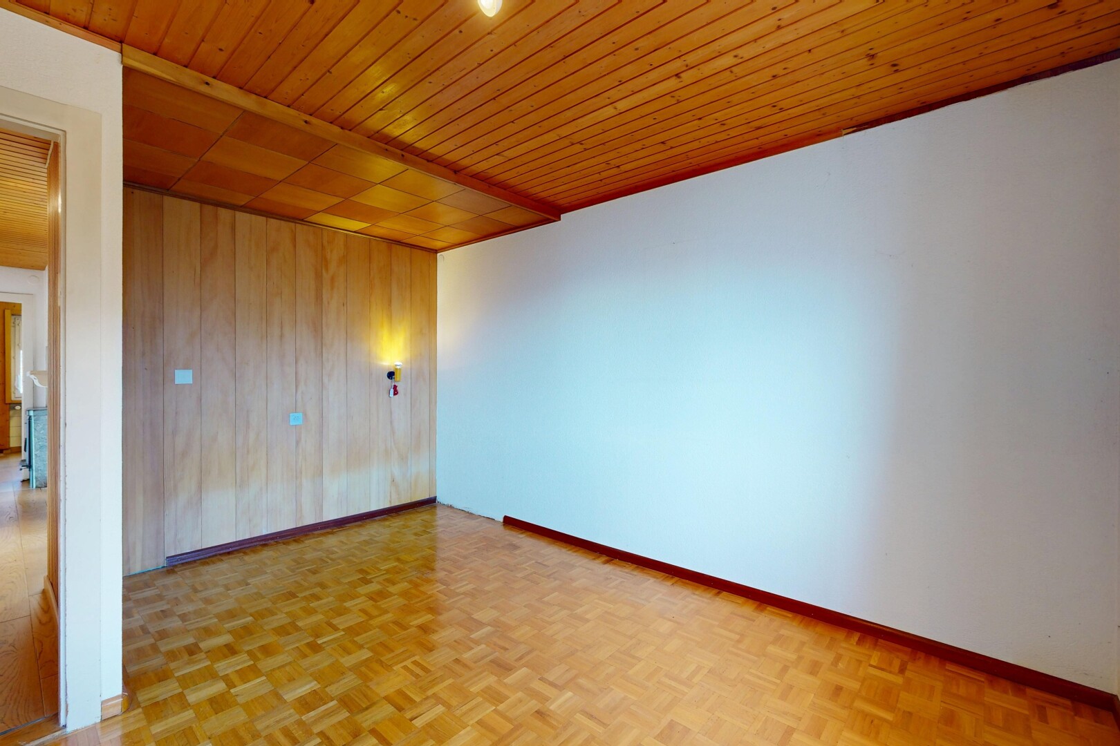 leerer raum mit parquet floor, inside property, wood finish floor, holzfußboden, und wood ceiling