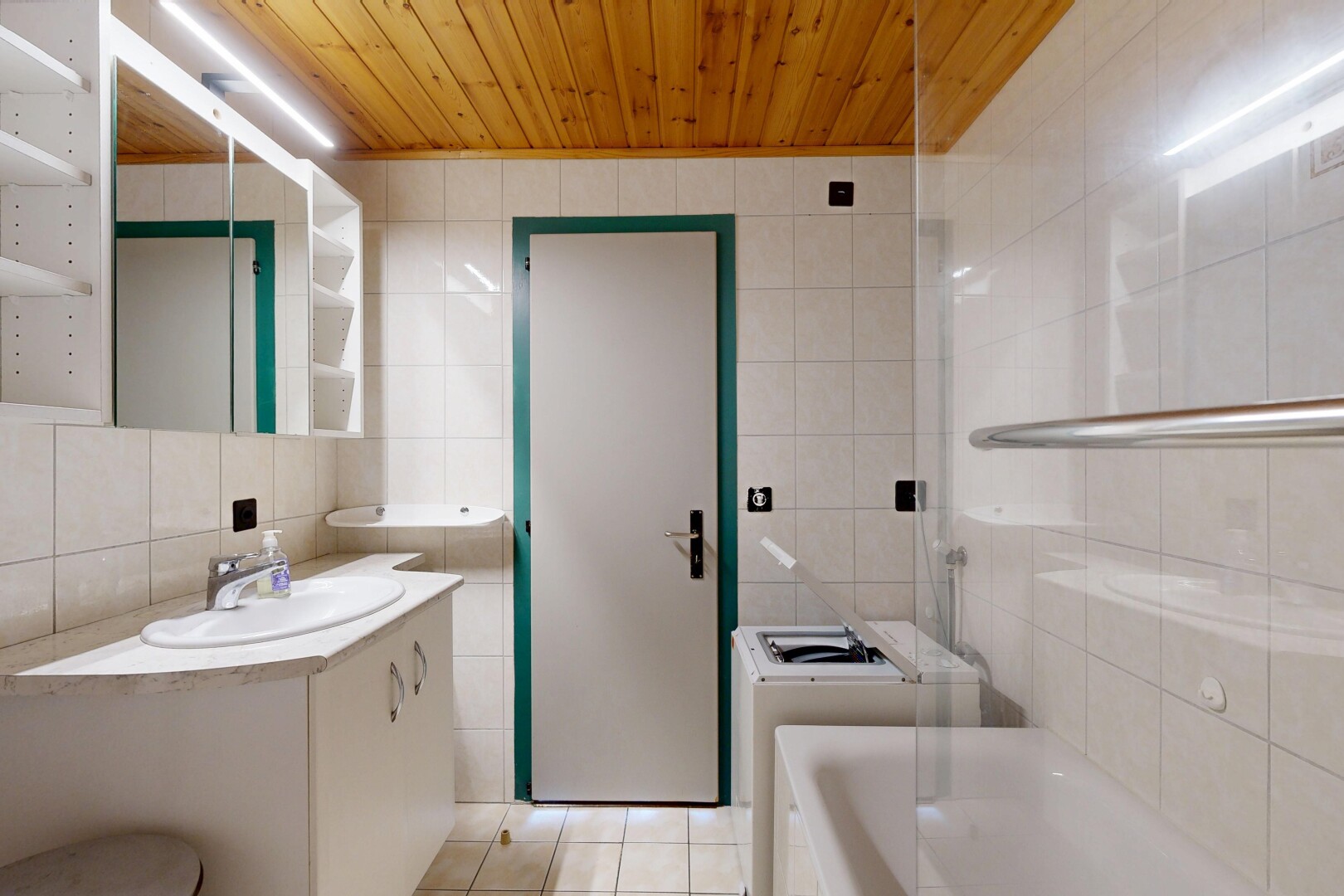 bad mit komplettes badezimmer, inside property, tile wall, fliesenwand, und schminktisch