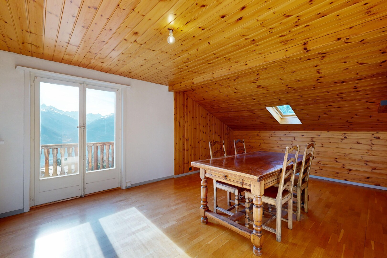 esszimmer mit low ceiling, niedrige decke, wood wall, holzwand, und natural light