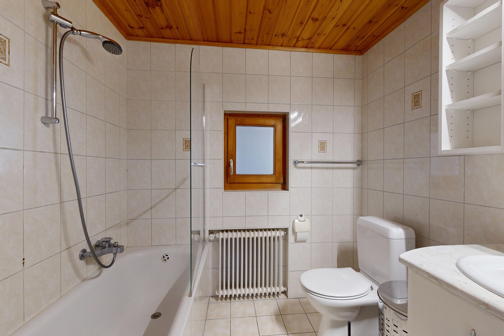 bad mit tile wall, fliesenwand, kühler, tile floor, und fliesenboden