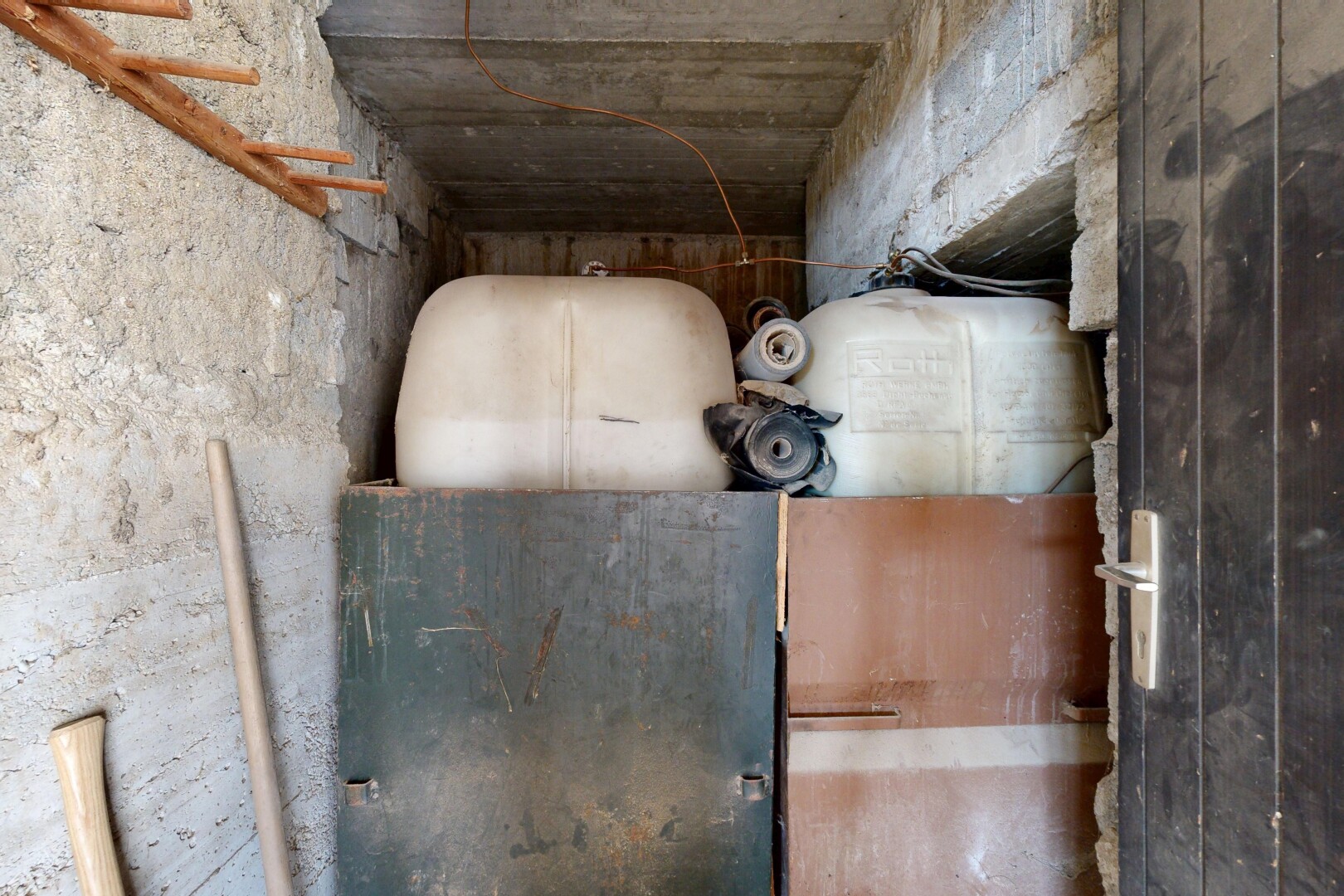 einzelheiten mit ceiling, wall / siding, und interior