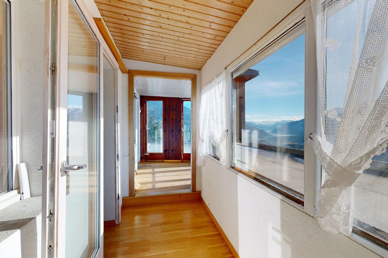 halle / korridor mit day time, holzdecke, wood ceiling, inside property, und natürliches licht