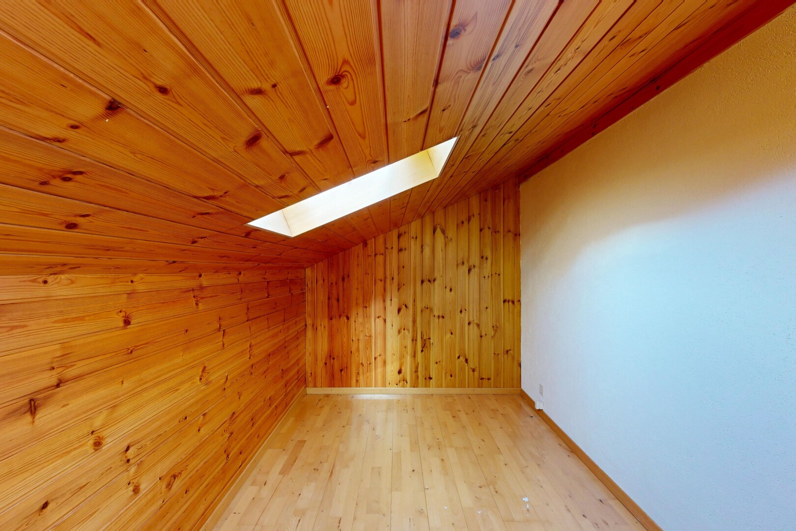 leerer raum mit holzfußboden, wood finish floor, inside property, holzwand, und wood wall