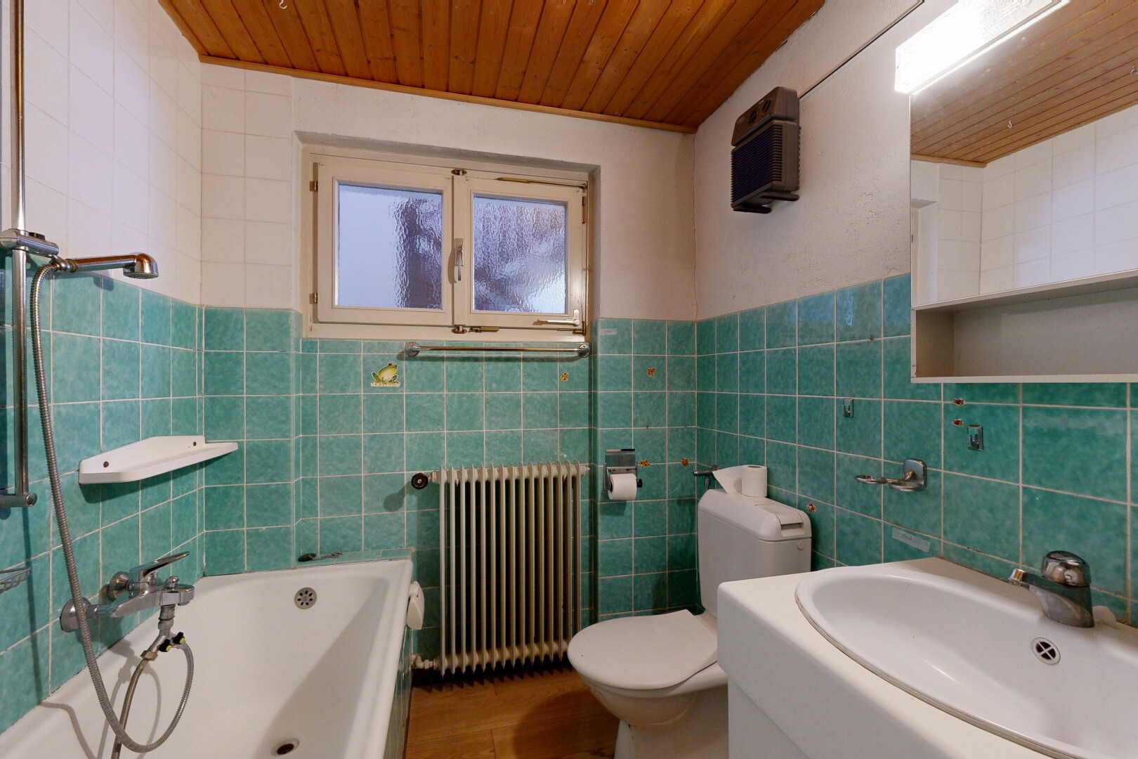 bad mit wood ceiling, holzdecke, toilette, kühler, und komplettes badezimmer