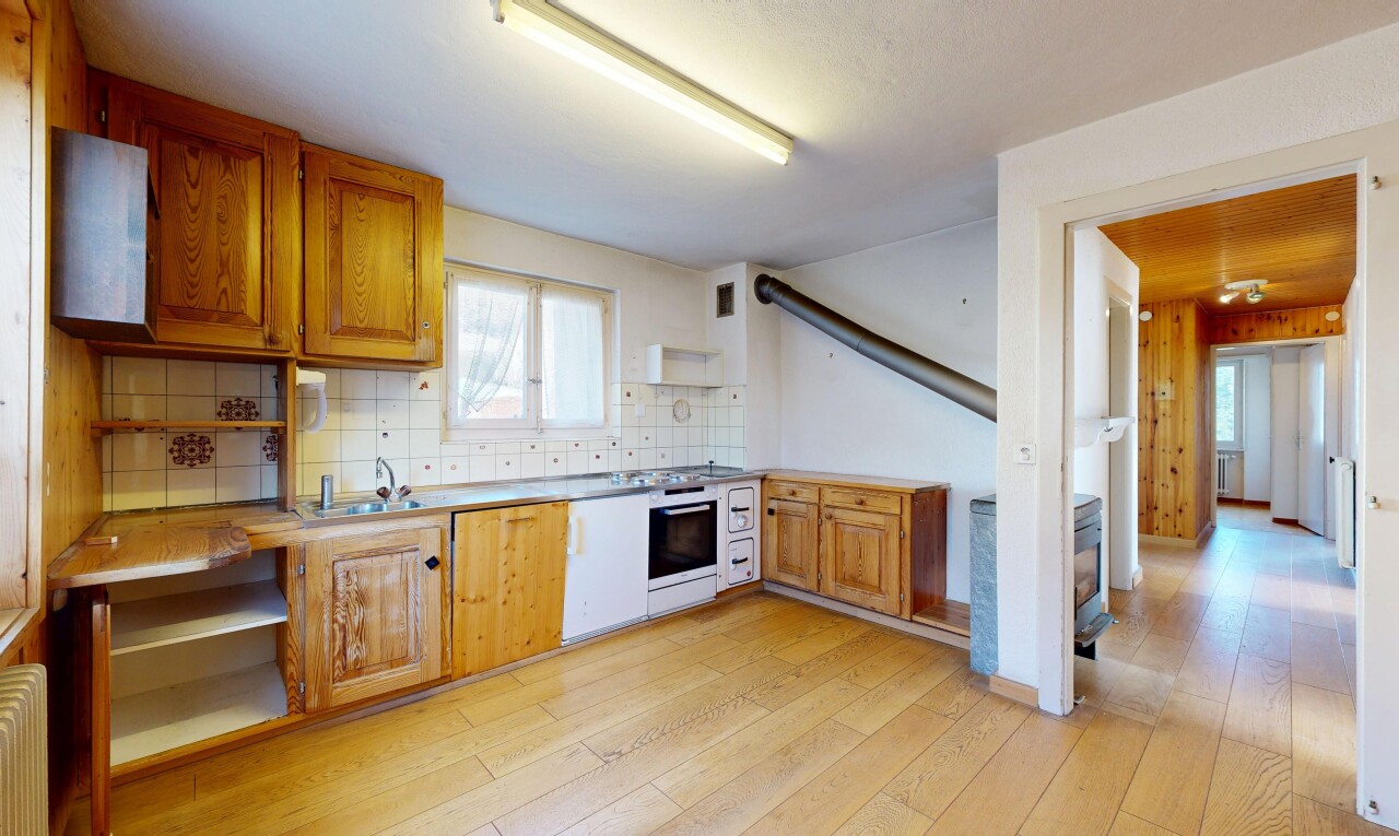 küche mit raised cabinets, hochgezogene schränke, küchenrückwand beim Herd, küchenrückwand beim herd, und light floor