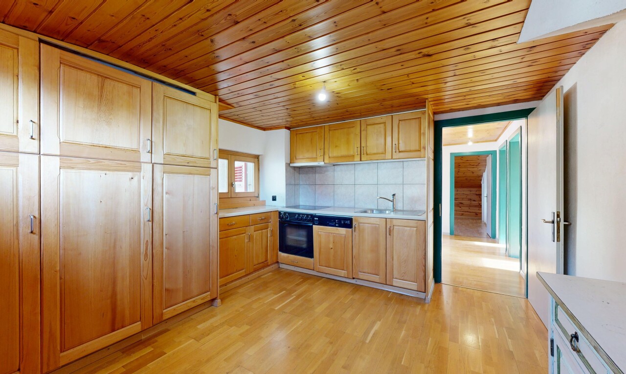 küche mit light countertops, arbeitsplatten, light floor, inside property, und holzfußboden