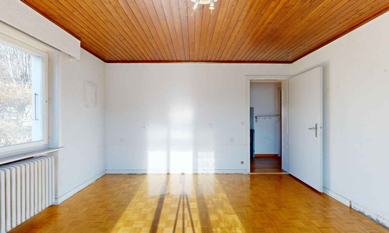 leerer raum mit kühler, inside property, wood ceiling, holzdecke, und drywall
