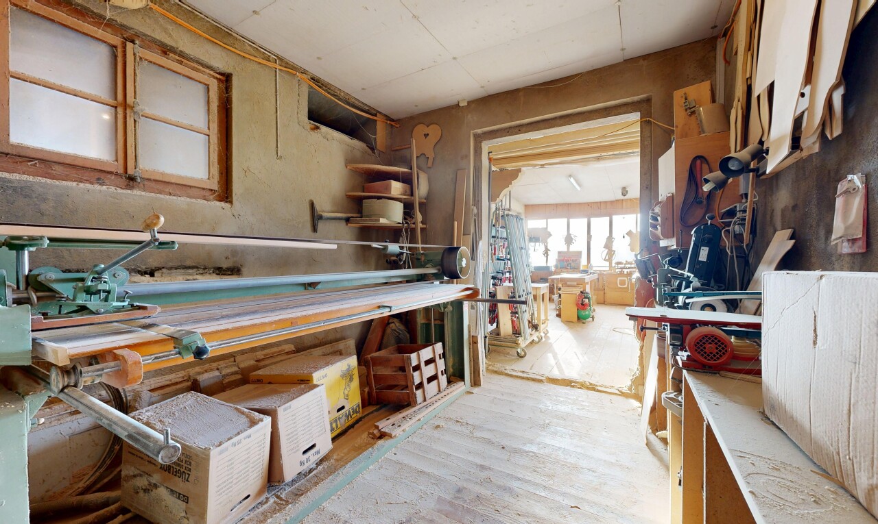 küche mit inside property, natürliches licht, natural light, holzfußboden, und wood finish floor